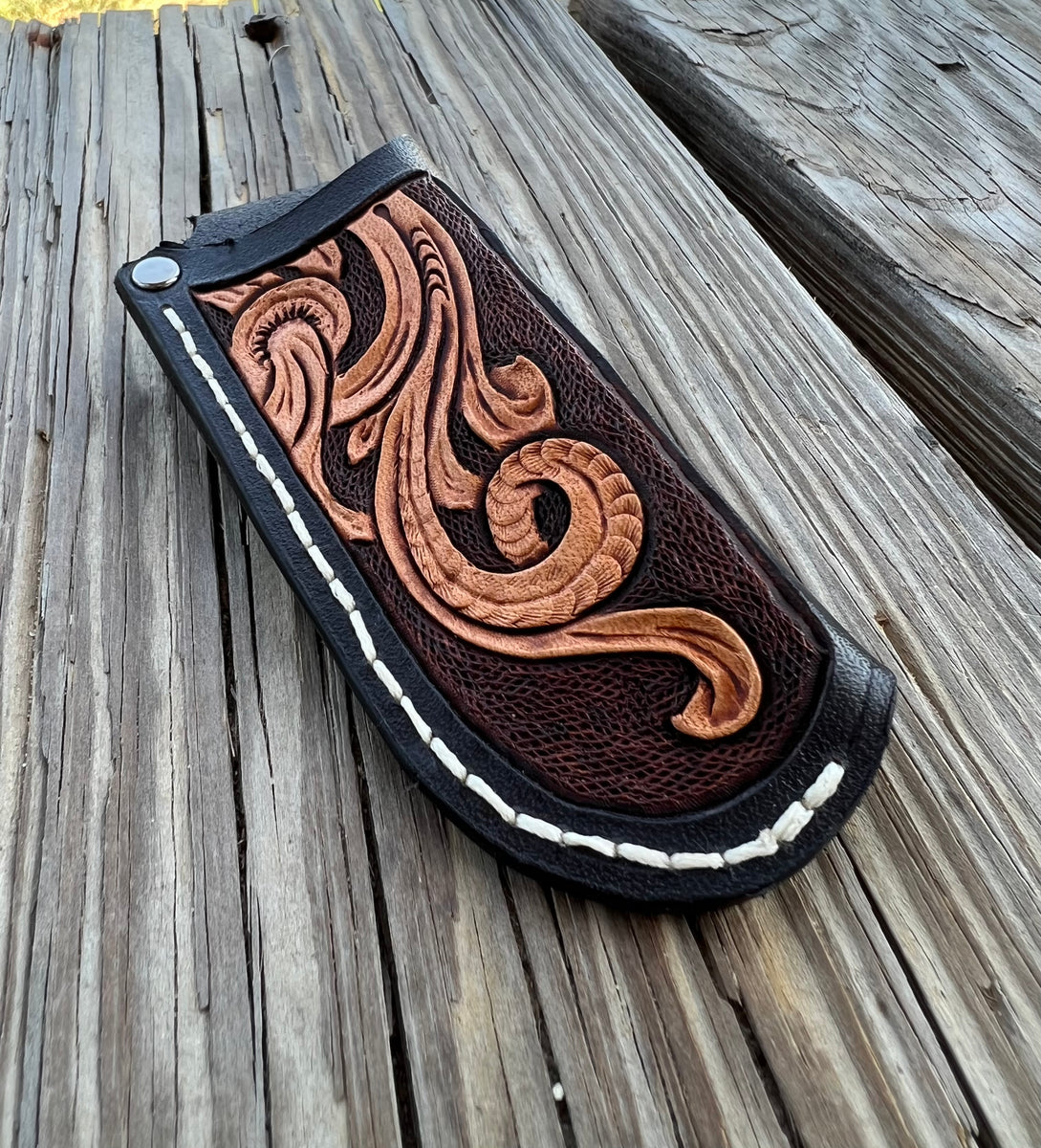 http://peyote-rose.com/cdn/shop/files/handmade-leather-vertical-knife-sheath-floral-carved_1_1200x1200.jpg?v=1691017235