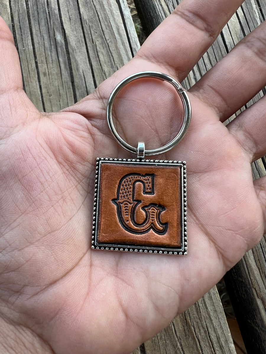 http://peyote-rose.com/cdn/shop/products/initial-G-leather-keychain_1_1200x1200.jpg?v=1658945729