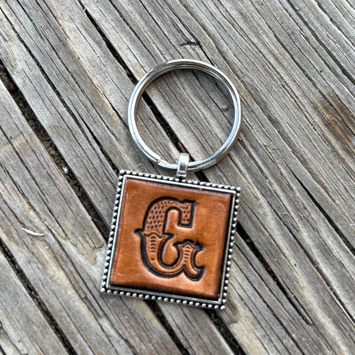 http://peyote-rose.com/cdn/shop/products/initial-G-leather-keychain_4_1200x1200.jpg?v=1658945762