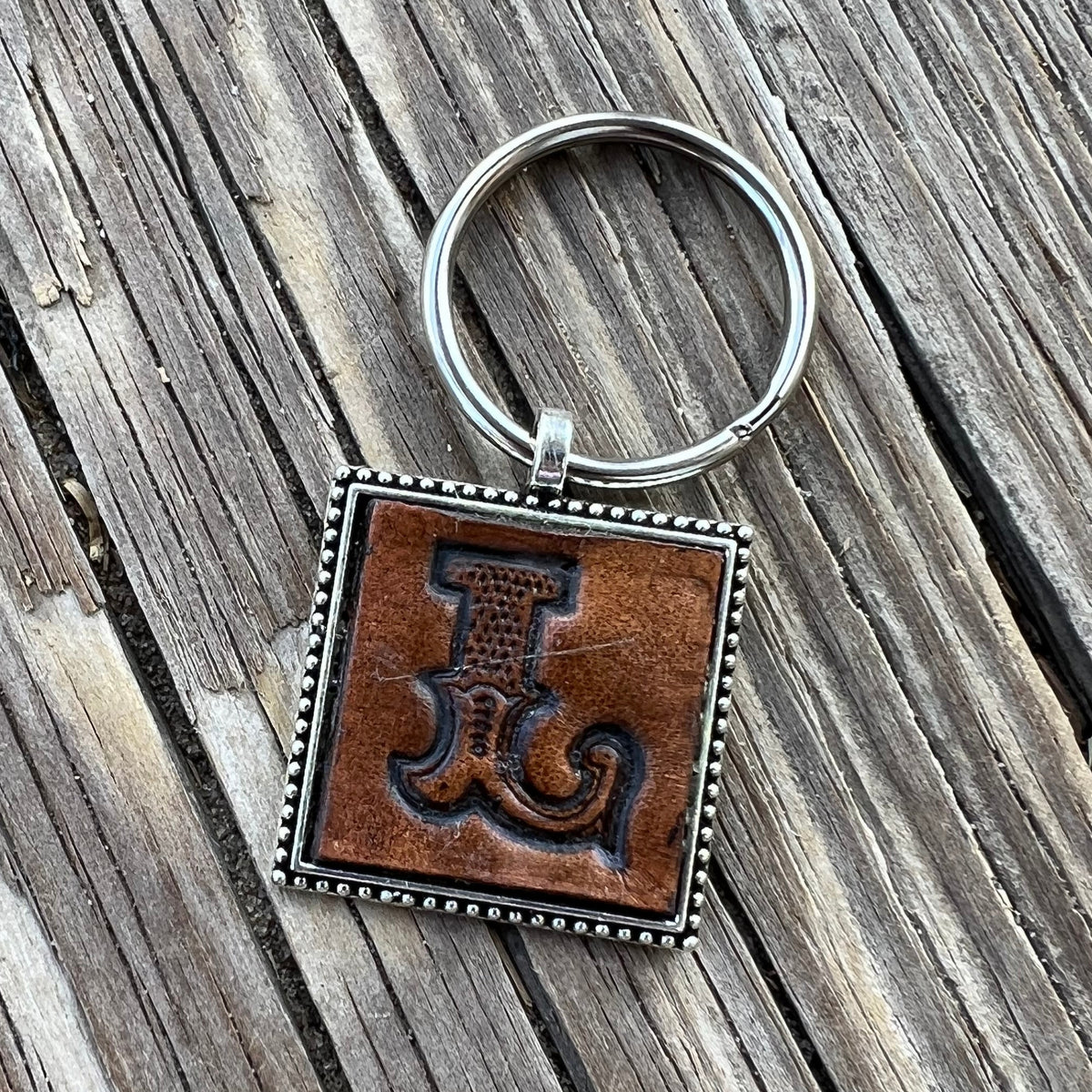 http://peyote-rose.com/cdn/shop/products/initial-L-leather-keychain_1_1200x1200.jpg?v=1658946649