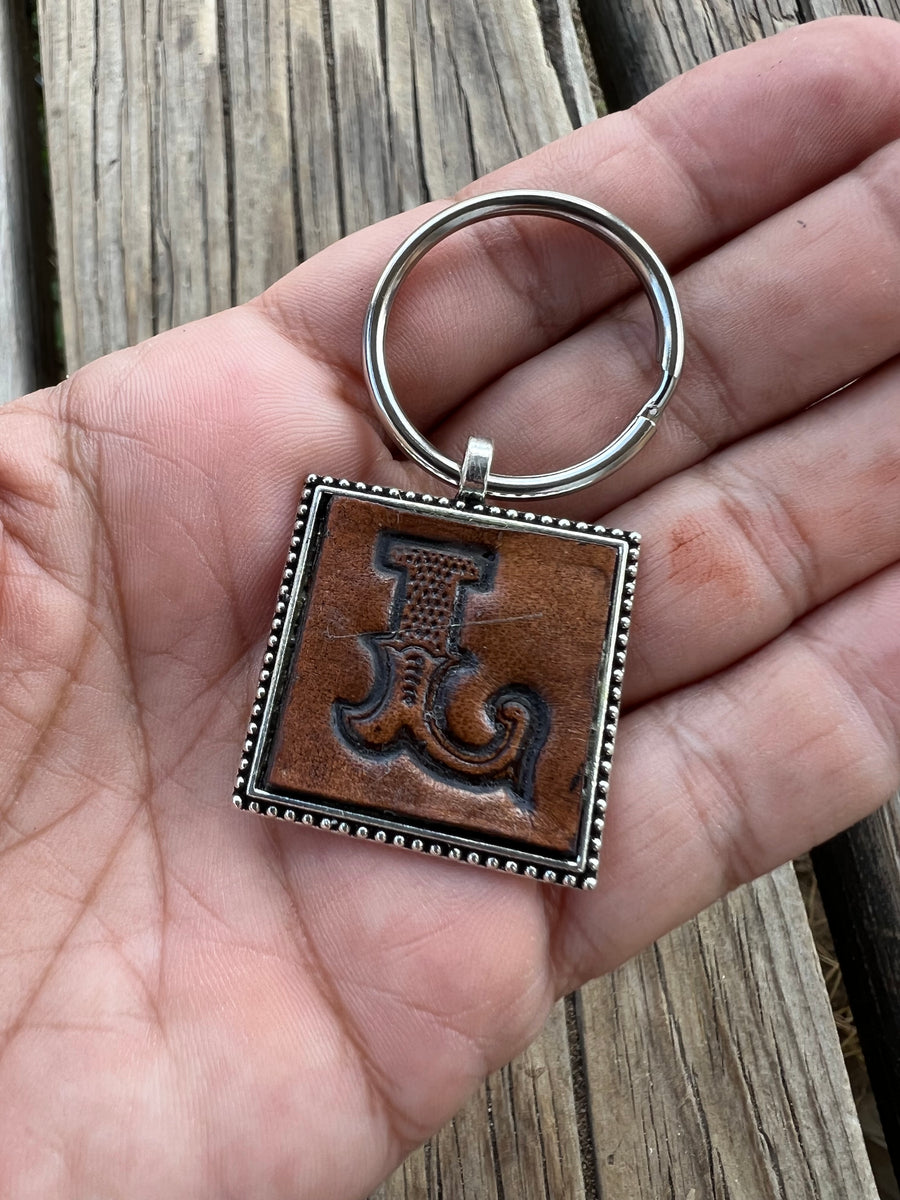 http://peyote-rose.com/cdn/shop/products/initial-L-leather-keychain_2_1200x1200.jpg?v=1658946605