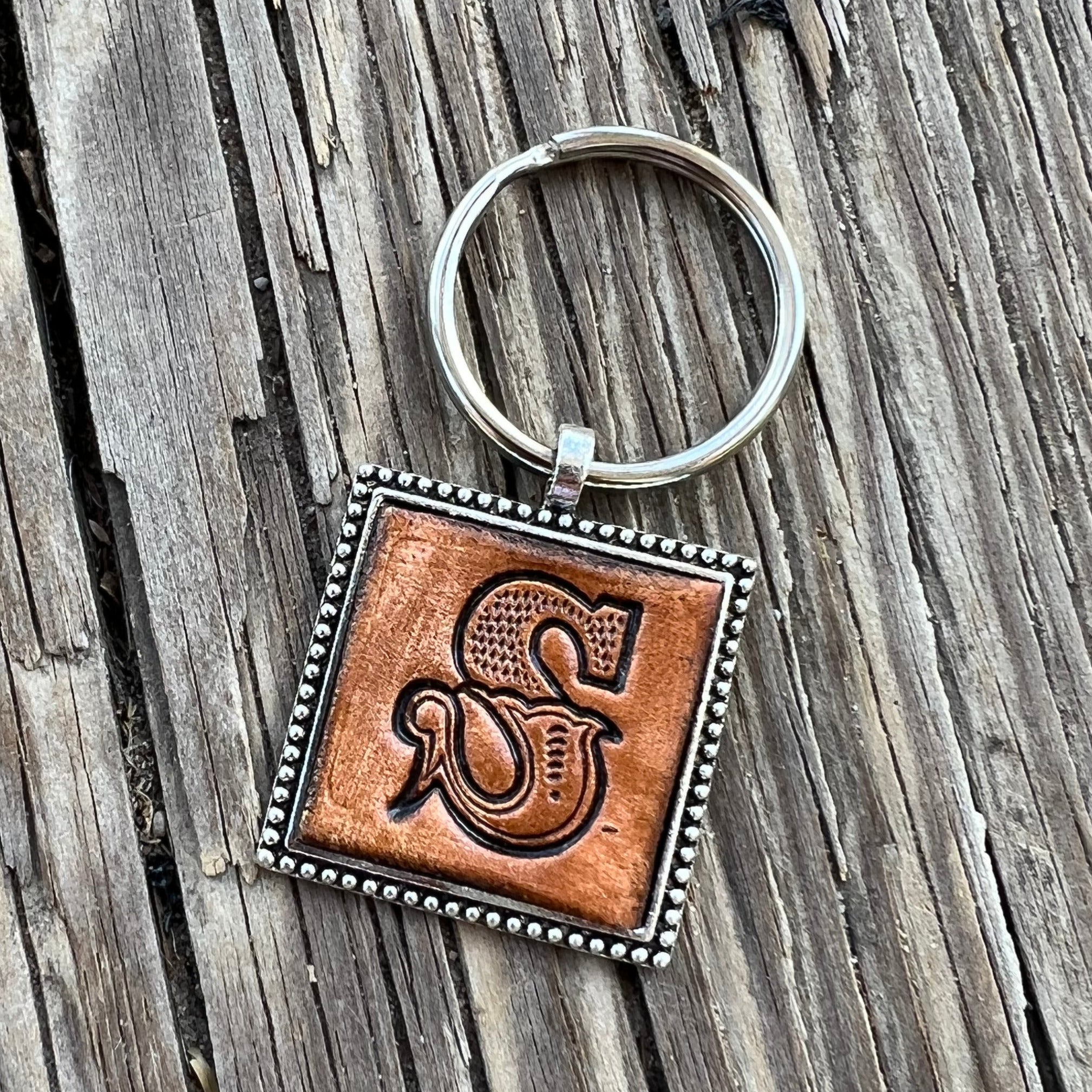 https://peyote-rose.com/cdn/shop/products/initial-S-leather-keychain_4_2017x.jpg?v=1658948206